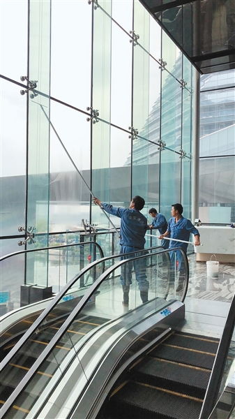 曲江新區以文明和諧、干凈整潔面貌喜迎雙節，專業建筑物清潔服務扮靚城市窗口